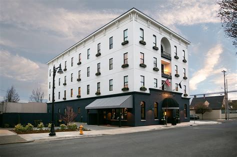Atticus hotel mcminnville - Atticus Hotel se nachází v destinaci McMinnville a poskytuje ubytování s koly zdarma, soukromým parkovištěm, terasou a barem.